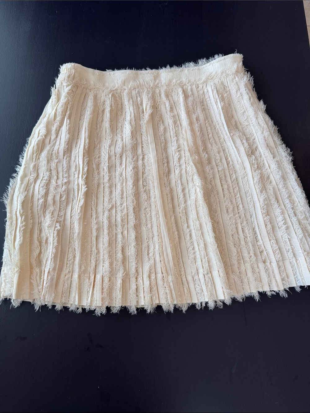 VeryJ Cream pleaded frayed hem skirt size medium